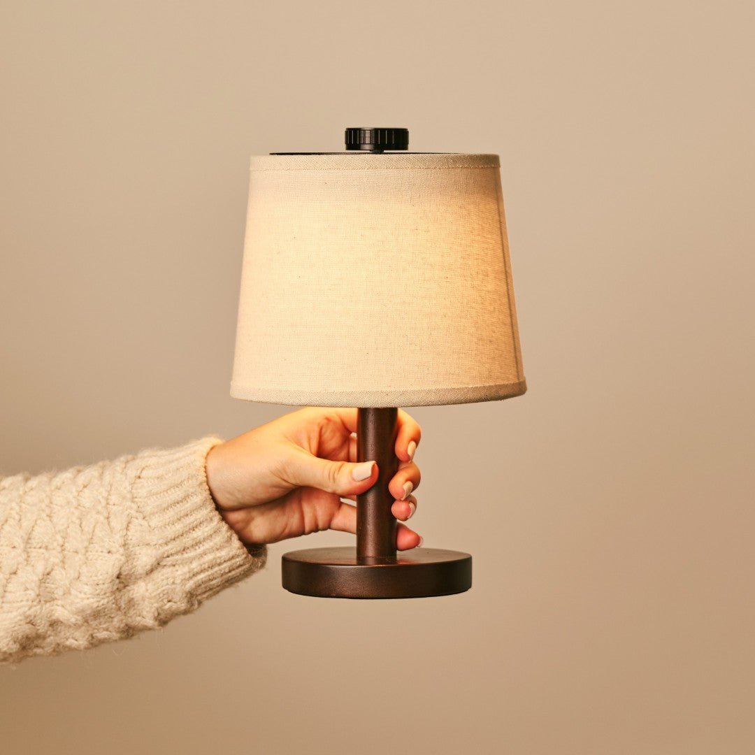 Lampe en bois marron foncé Rover – Abat-jour rechargeable, sans fil et à intensité variable
