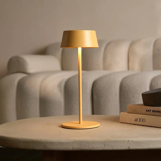 Lampe de table rechargeable en fer jaune ambre Hugo - Intensité variable, élégante et sans fil