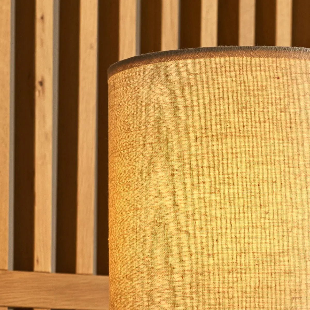 Lampe à table en bois brun foncé Lara avec nuance de lin à crème - Éclairage de la maison rustique