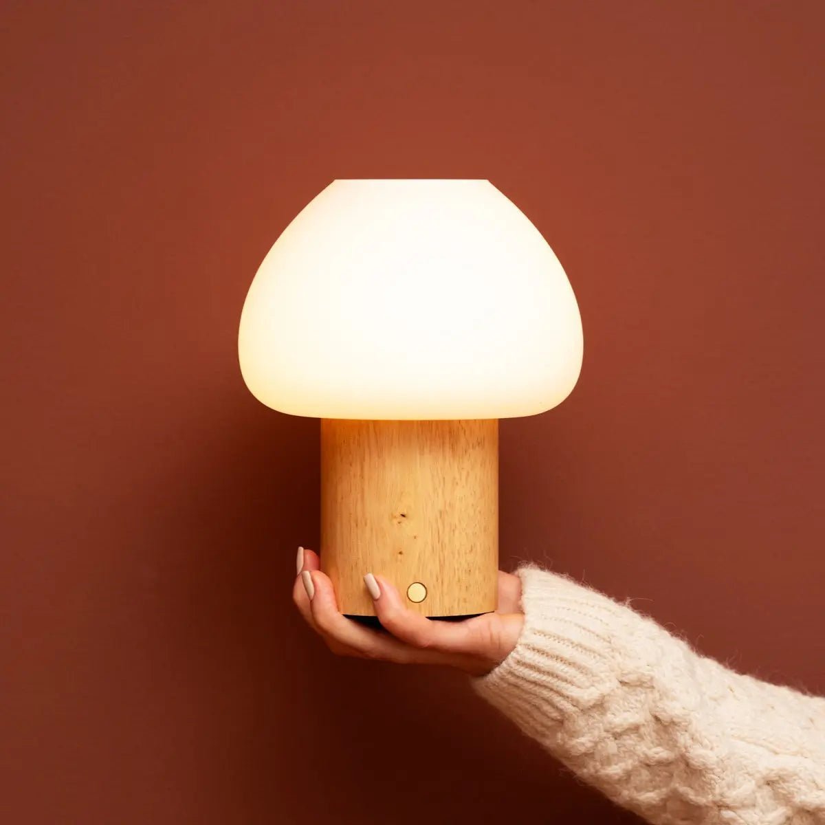 Lampe en bois Fynn marron clair – rechargeable, variable et élégante