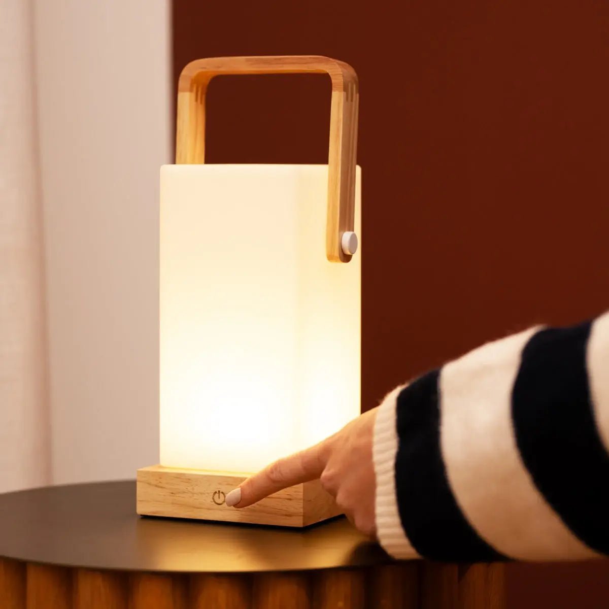 Lampe en bois marron clair Harper – Lampe de table rechargeable sans fil avec poignée
