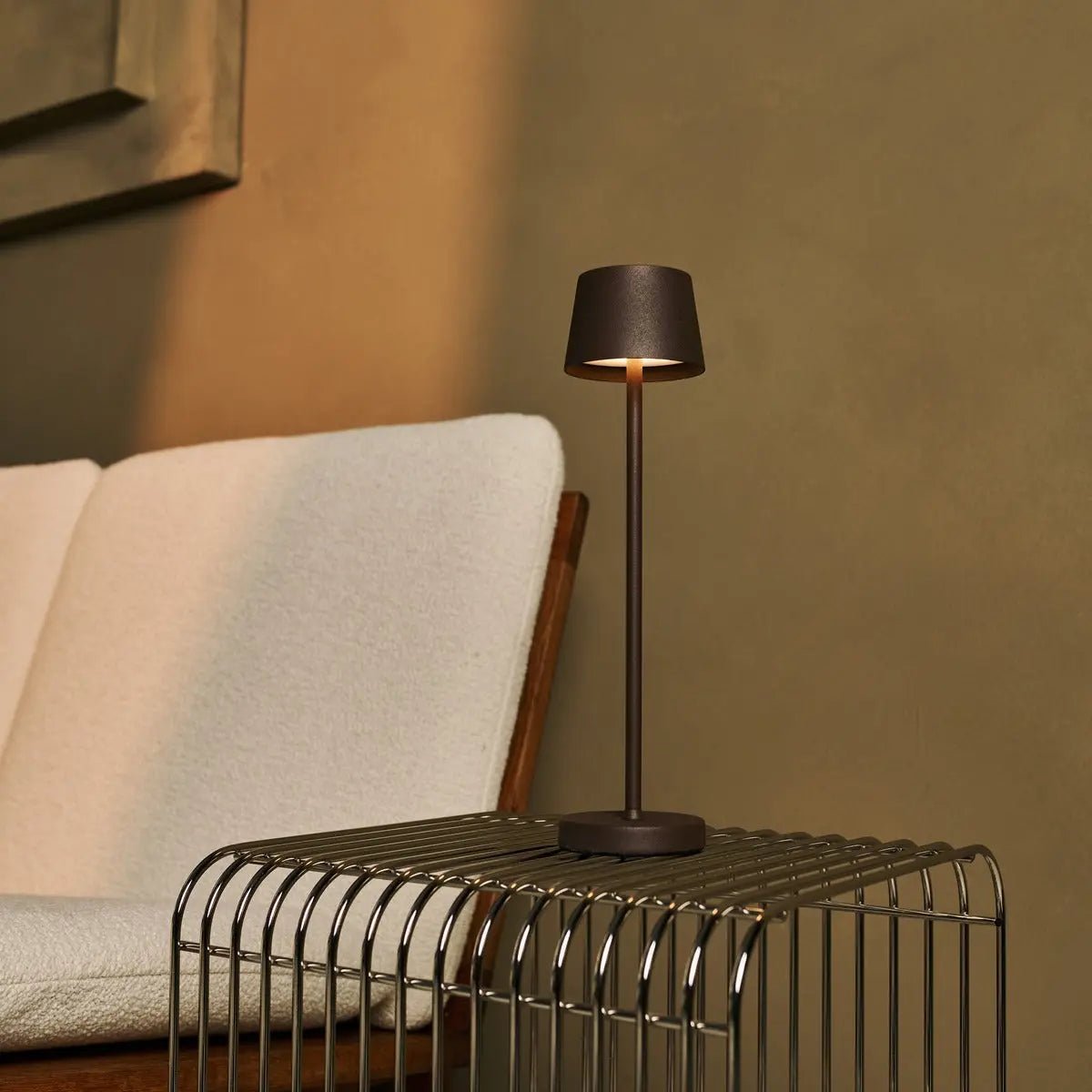 Vondel Mocha Brown Lampe rechargeable et sans fil parfaite pour l'industrie hôtelière - rechargeable sans fil via la station de charge