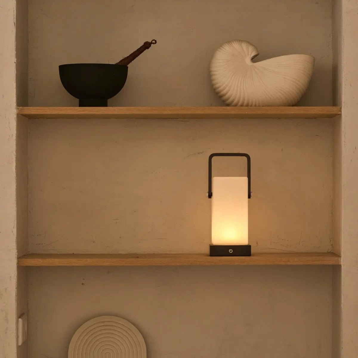 Lampe en bois marron foncé Harper – Lampe de table rechargeable sans fil avec poignée