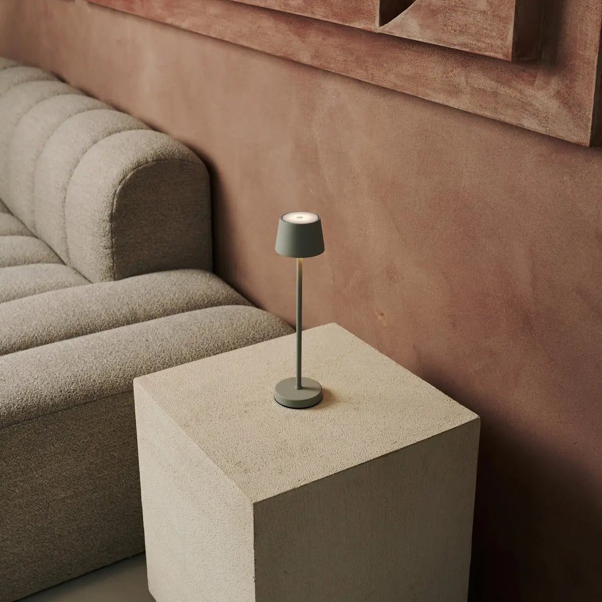 Vondel Mini Shadow Grey Grey Rechargeable et lampe sans fil parfaite pour l'industrie hôtelière - sans fil rechargeable via la station de charge