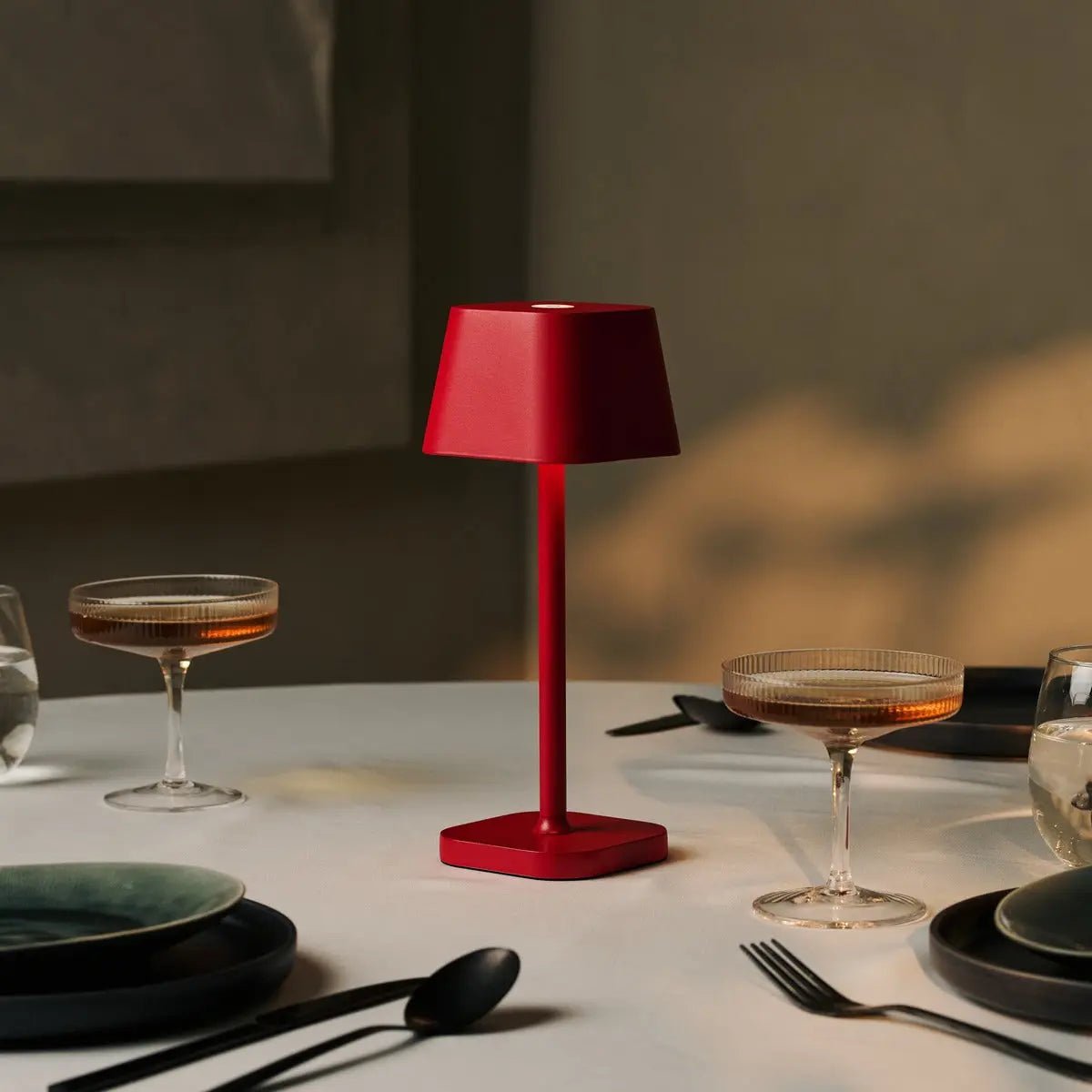 Lampe de table rechargeable Ava Berry Red | Lampe élégante et sans fil et dimmable