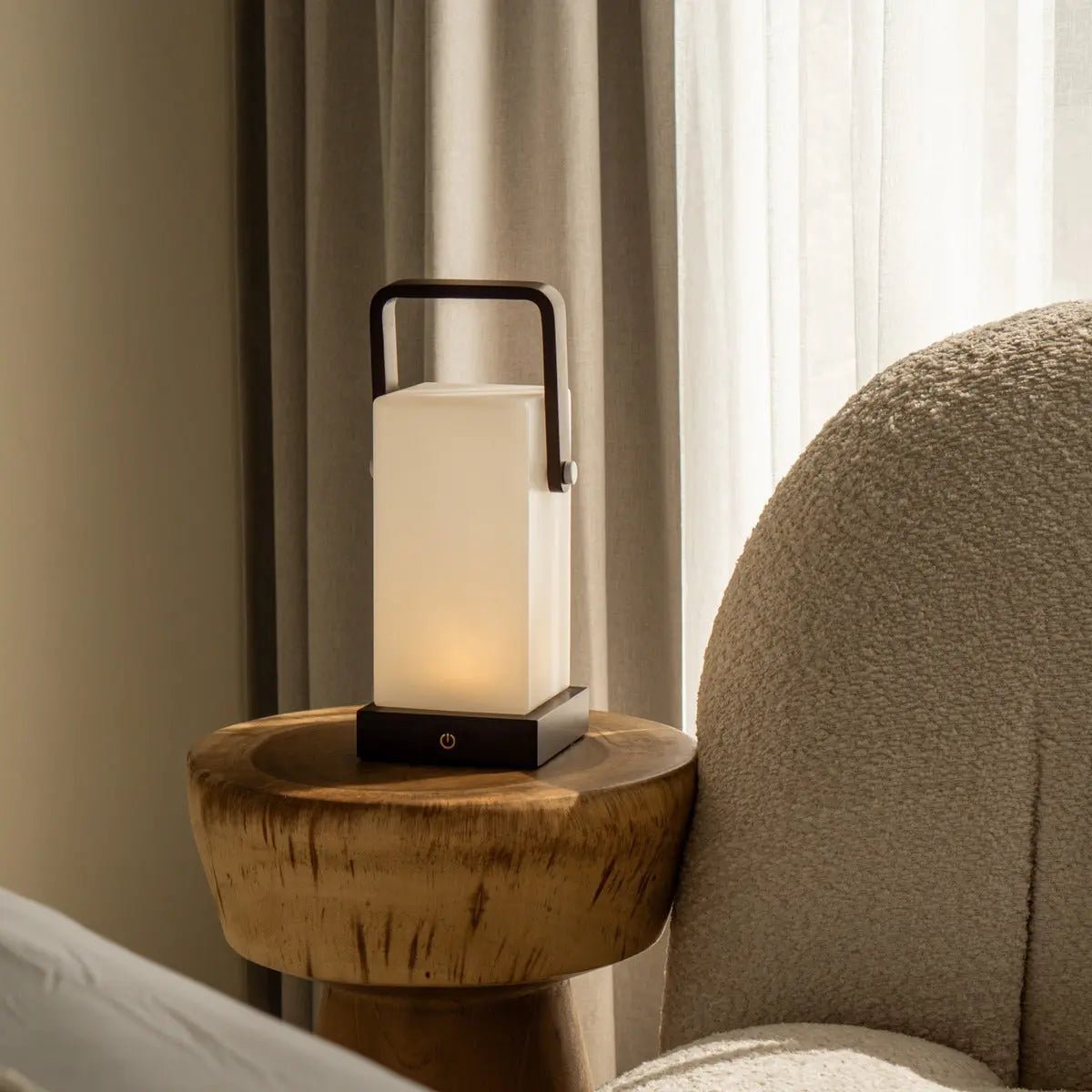 Lampe en bois marron foncé Harper – Lampe de table rechargeable sans fil avec poignée