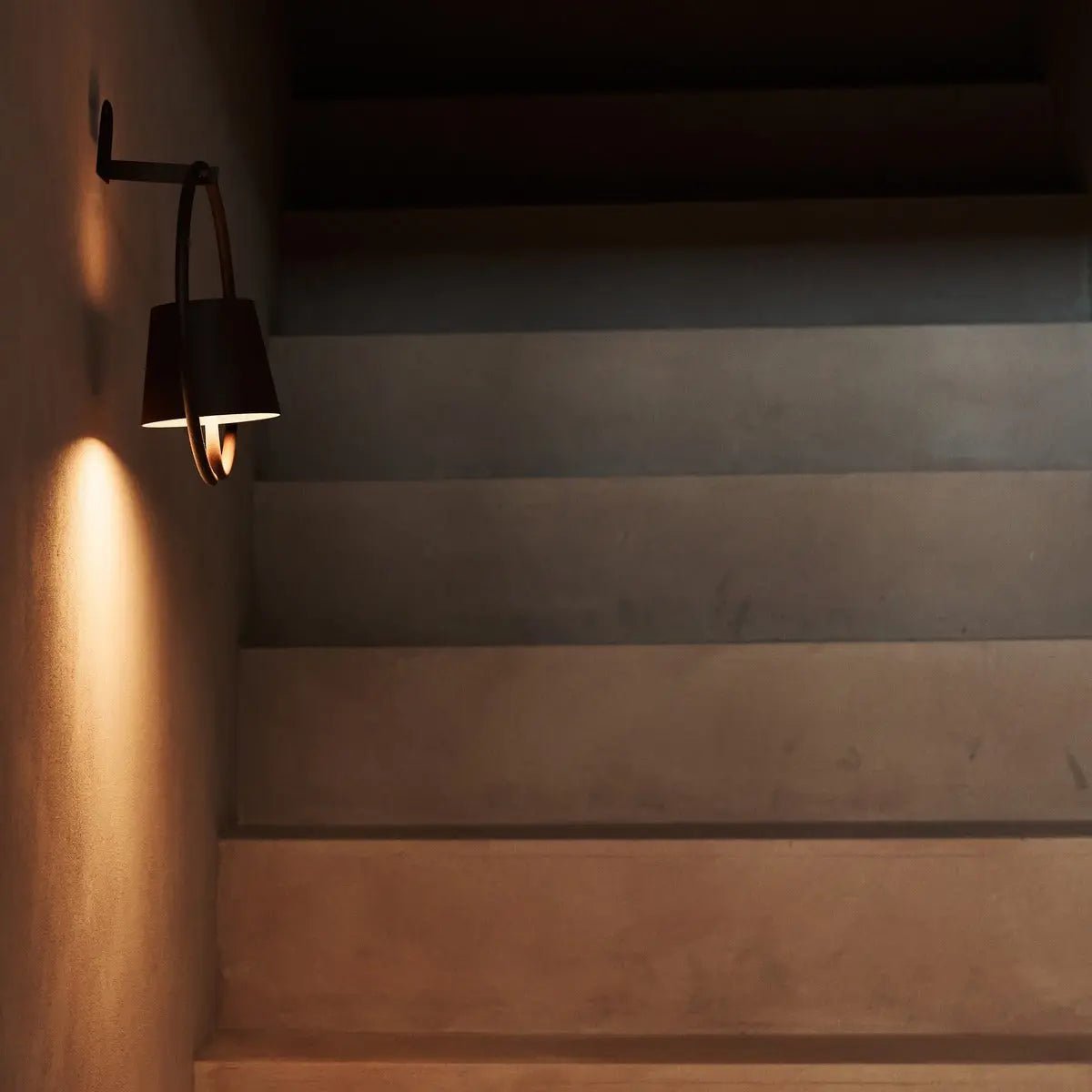 Applique murale rechargeable en métal marron foncé Cielo – sans fil, à intensité variable et élégante