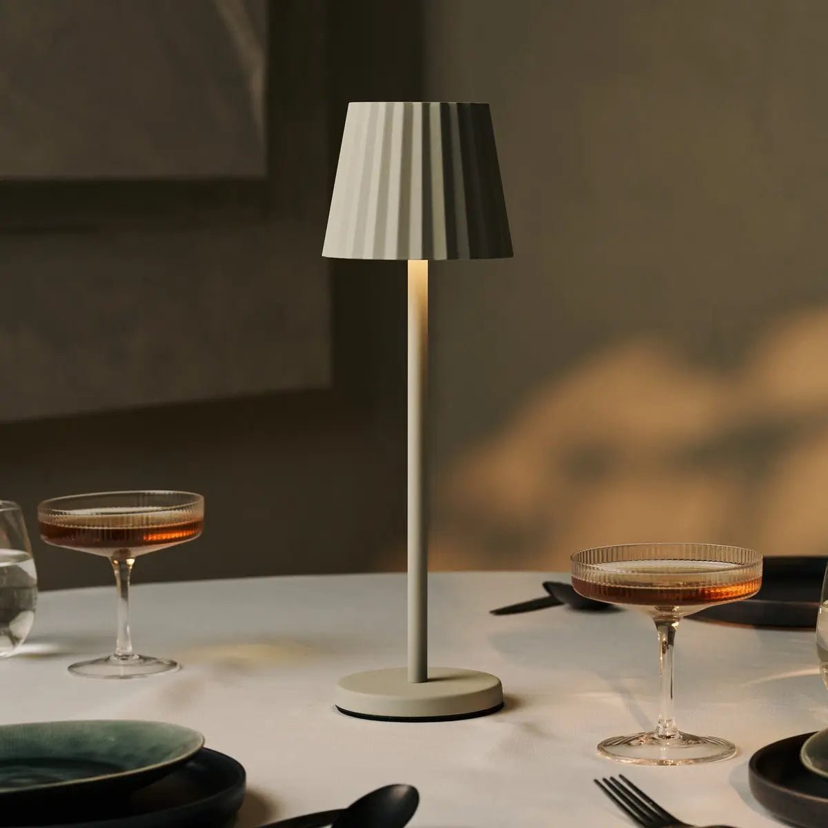 Combi Set Professional - 8 x Maya Shadow Grey Grey Rechargeable Table Lampes et 1 x Station centrale Station de charge sans fil avec Qi-Technology - Perfect pour les restaurants, l'hospitalité et les hôtels