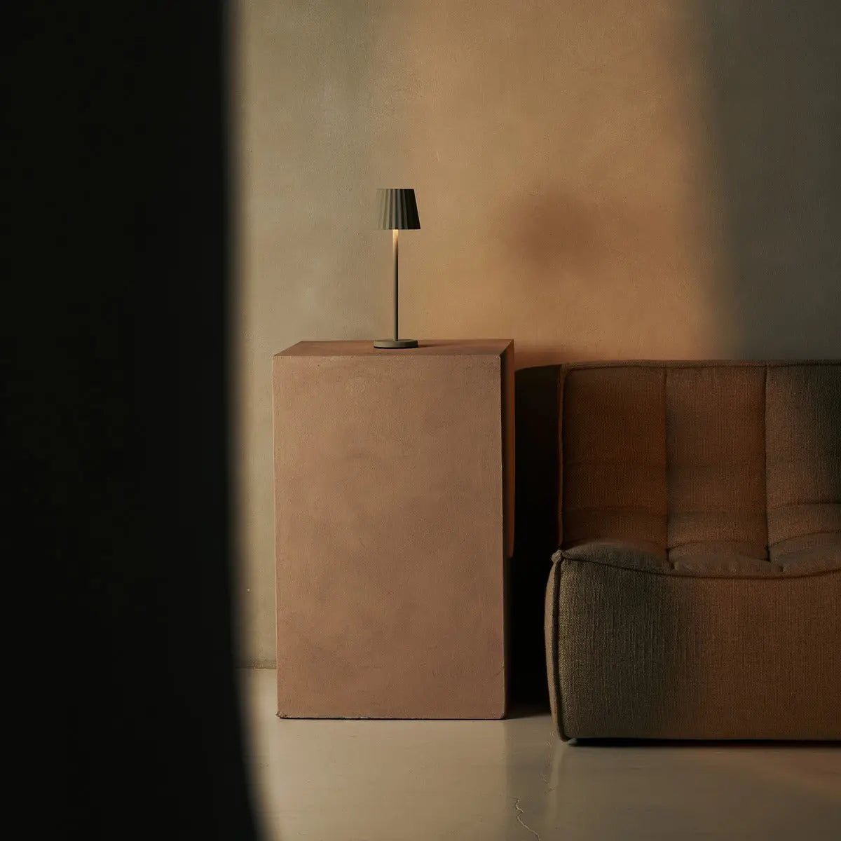 Maya Schadow Gris Grey Table Lampe en fer - lampe dimmable et 3 modes lumineux, rechargeable via la station de charge sans fil