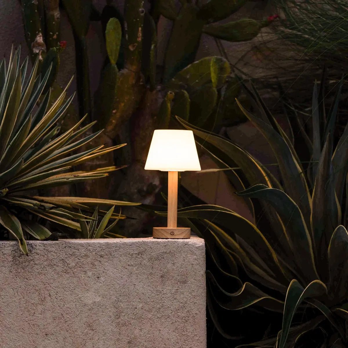 Lampe de table rechargeable en bois marron clair Zoë | Intensité variable, USB-C, batterie de 80 heures