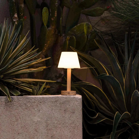 Lampe de table rechargeable en bois marron clair Zoë | Intensité variable, USB-C, batterie de 80 heures