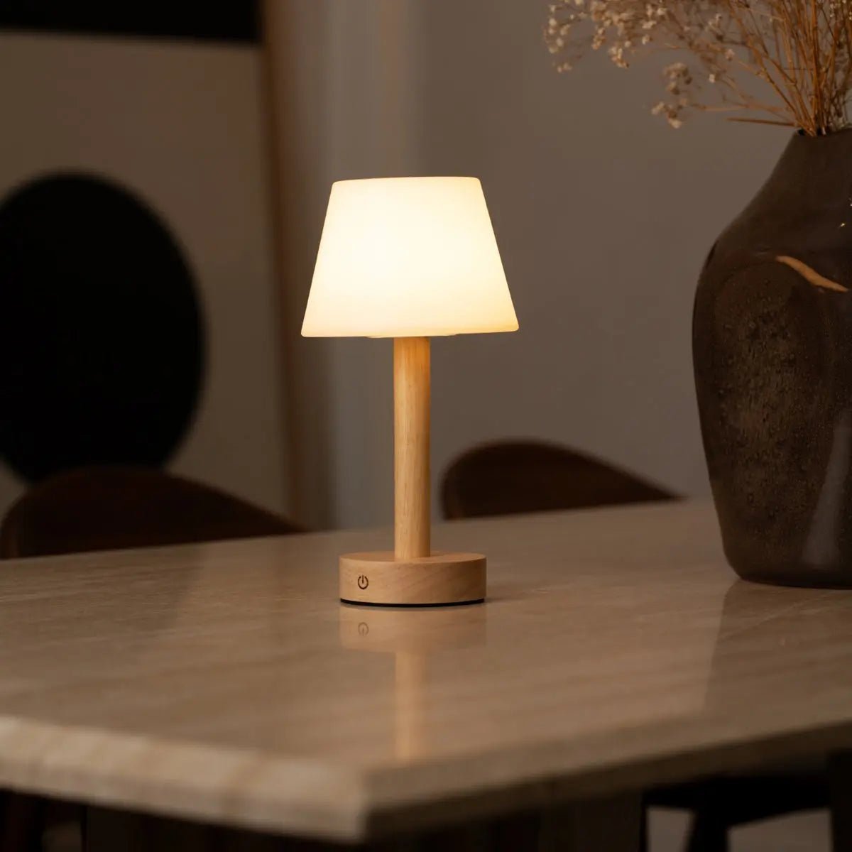 Lampe de table rechargeable en bois marron clair Zoë | Intensité variable, USB-C, batterie de 80 heures