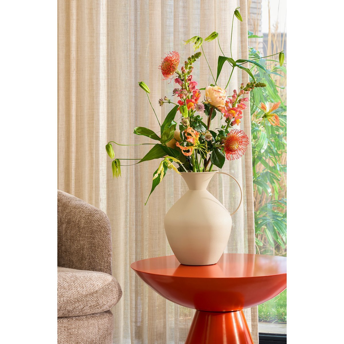 Gyge | Vase design en métal off-white avec anse