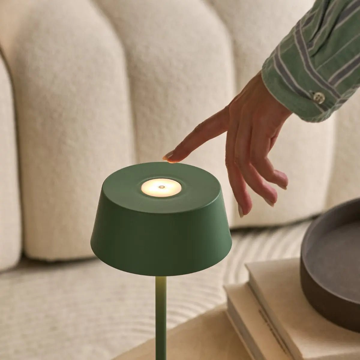 Lampe de table rechargeable verte Hugo Sage - Élégante, à intensité variable et sans fil