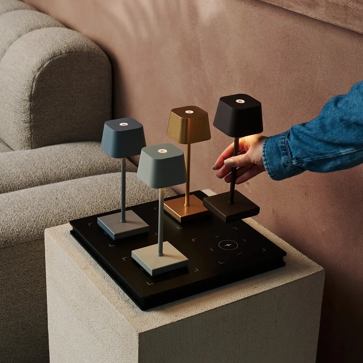 Sarphati Mini Mouse Grey Cordsless Table Lamp Perfection pour l'industrie hôtelière - Rechargeable sans fil via Station de charge, lampe dimmable et 3 modes légers