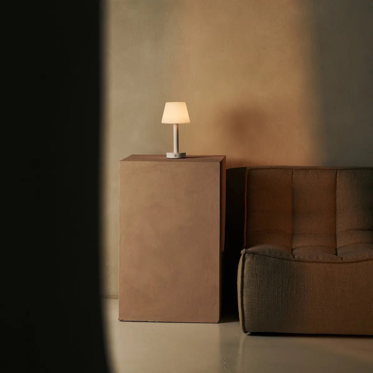 Lampe de table rechargeable en bois blanc Zoë | Sans fil, à intensité variable, USB-C, batterie de 80 heures