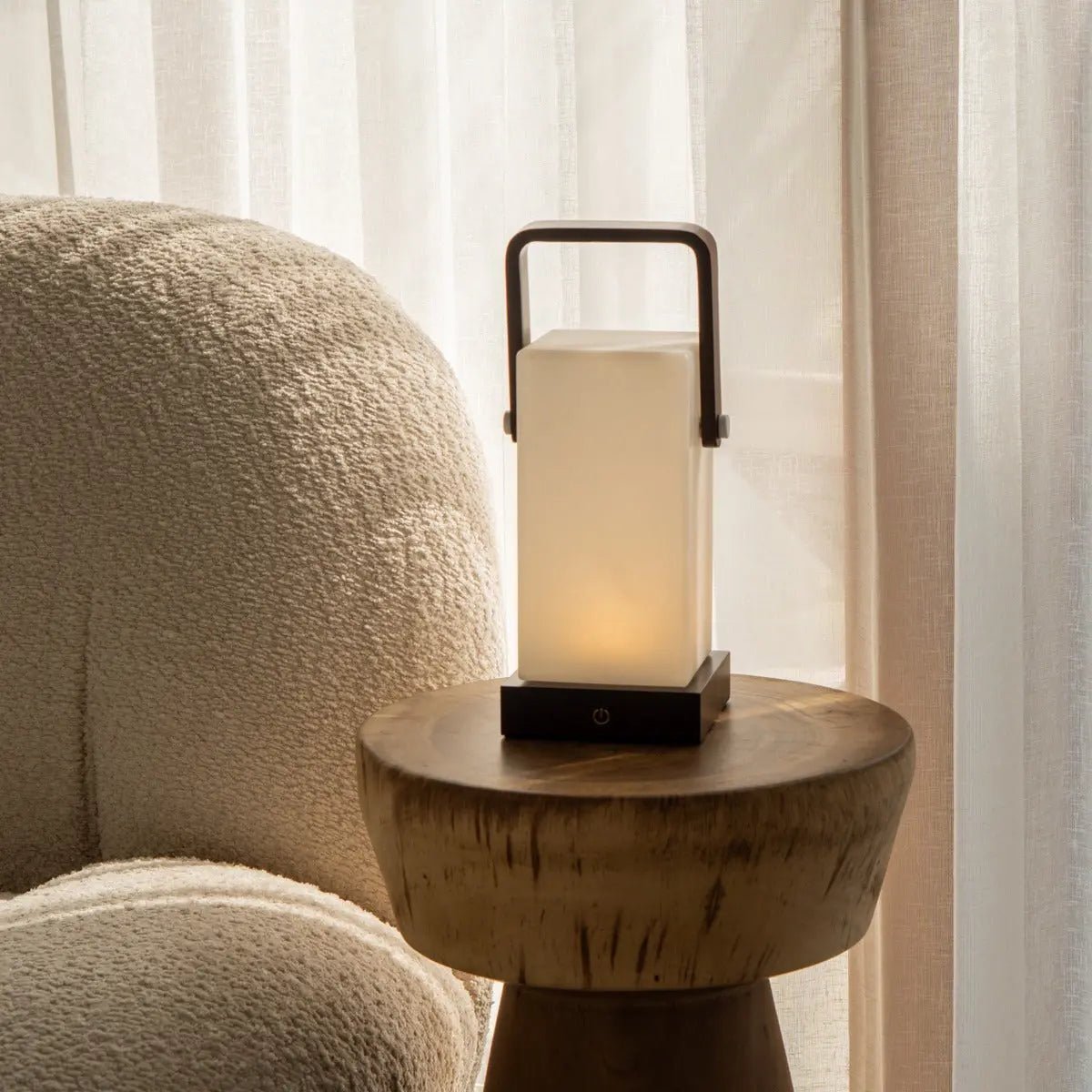 Lampe en bois marron foncé Harper – Lampe de table rechargeable sans fil avec poignée