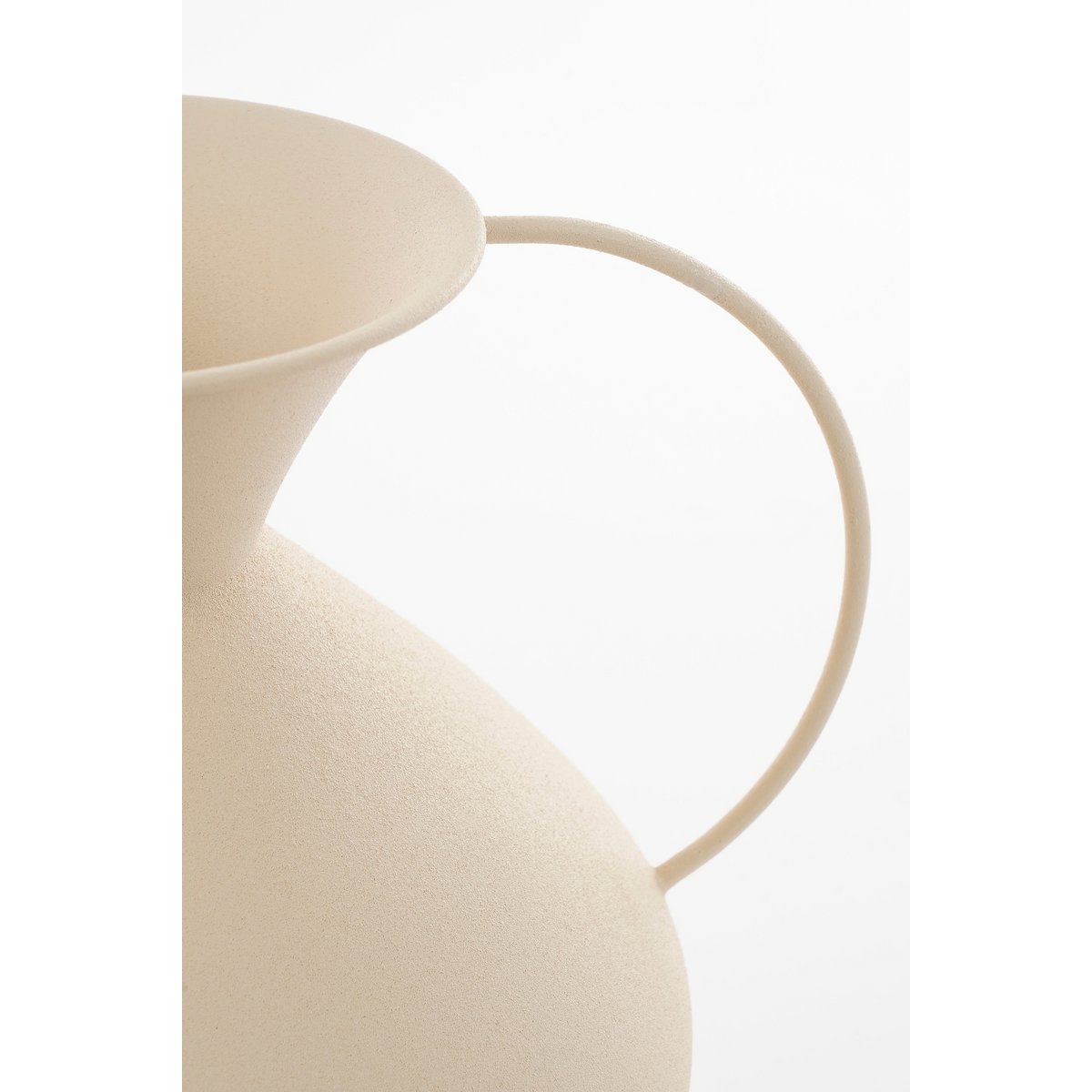 Gyge | Vase design en métal off-white avec anse