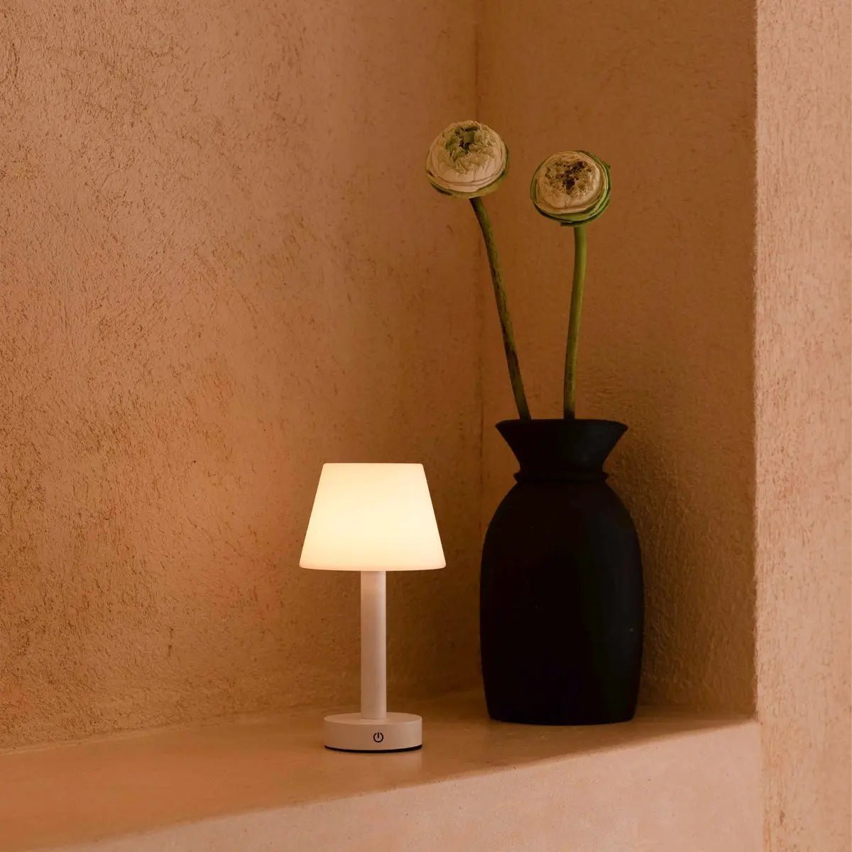 Lampe de table rechargeable en bois blanc Zoë | Sans fil, à intensité variable, USB-C, batterie de 80 heures