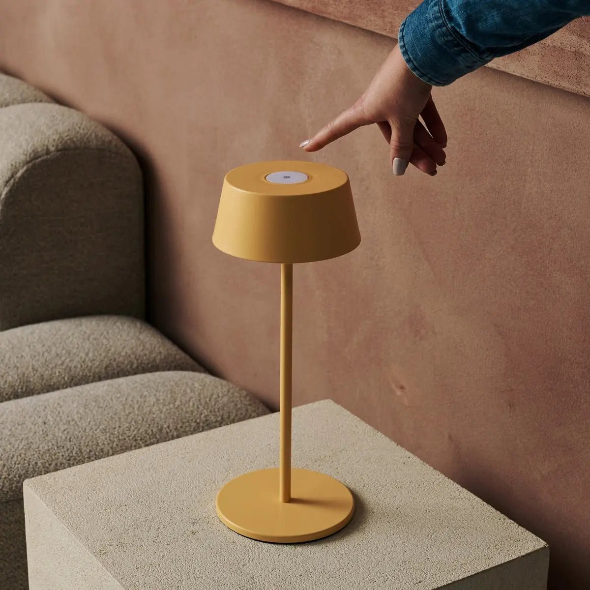 Lampe de table rechargeable en fer jaune ambre Hugo - Intensité variable, élégante et sans fil
