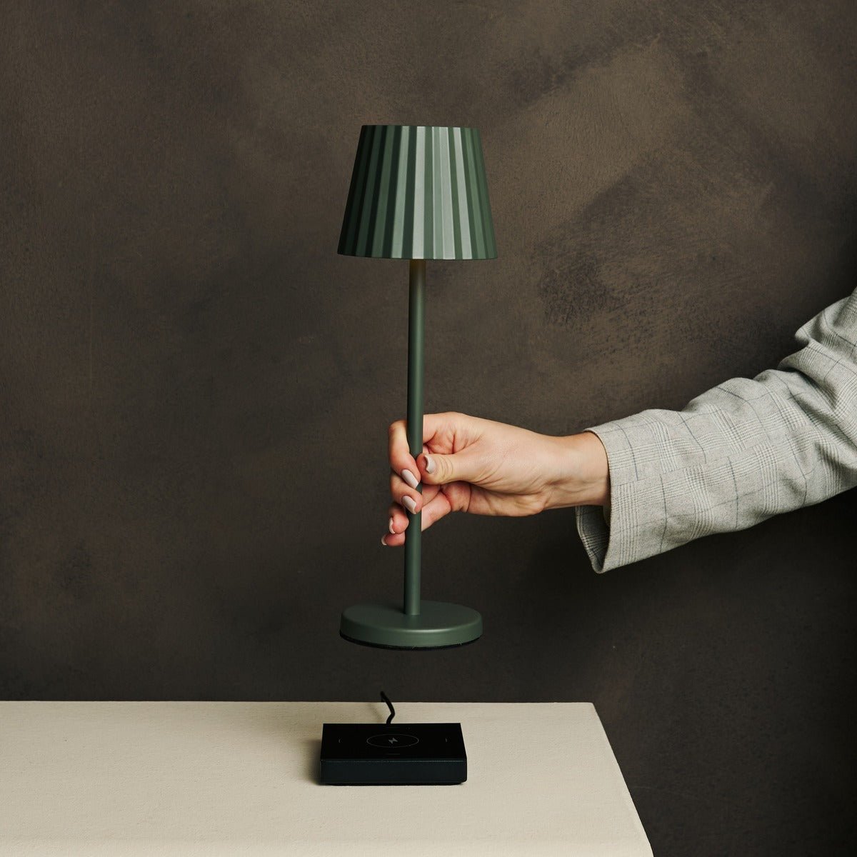 Combi Set Professional - 4 x Maya Olive Green Rechargeable Table Lampes et 1 X Amstel Wireless Station Wireless avec Qi-Technology - parfait pour les restaurants, l'hospitalité et les hôtels