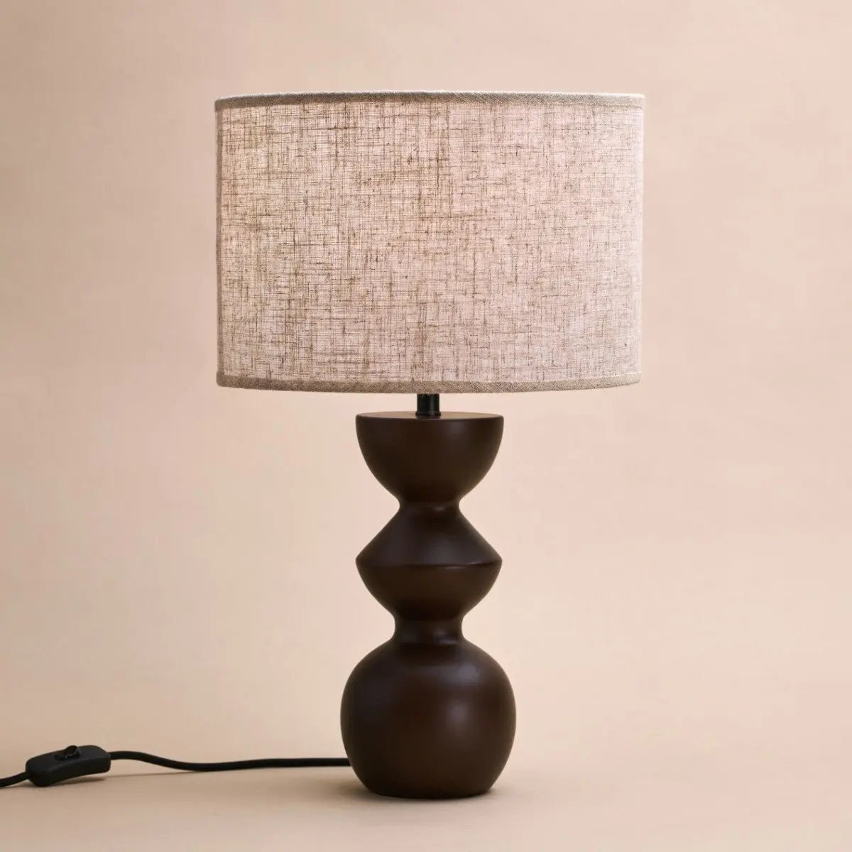 Lampe de table Kai marron foncé avec abat-jour sable – Éclairage élégant et fait main