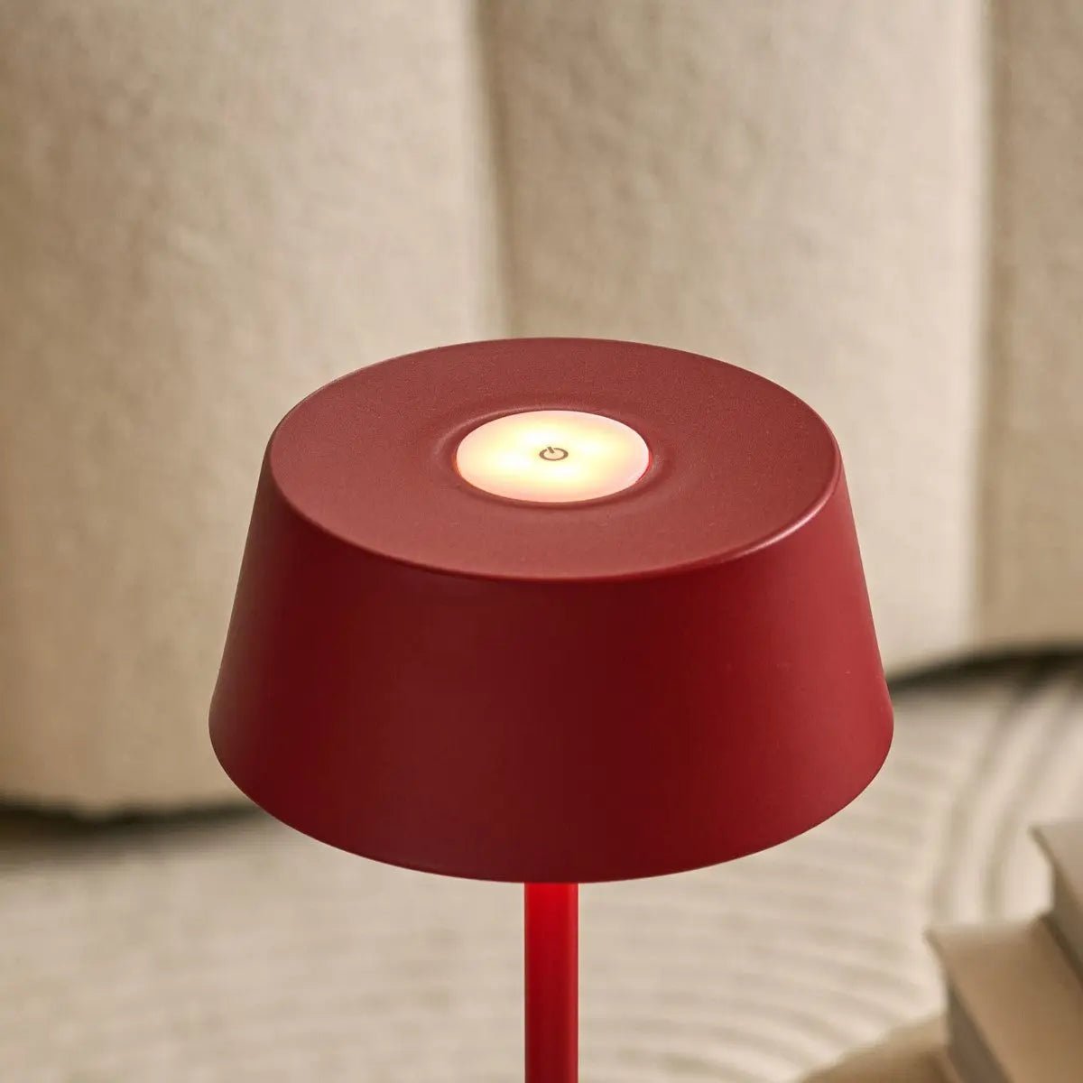 Lampe de table rechargeable en fer rouge Hugo Berry - Intensité variable, élégante et sans fil
