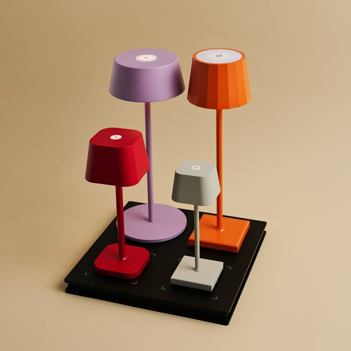 Combi set professionnel - 4 x wouter koala marron rechargeable lampes de table et 1 x poste de charge sans fil Amstel avec Qi-Technology - parfait pour les restaurants, l'hospitalité et les hôtels