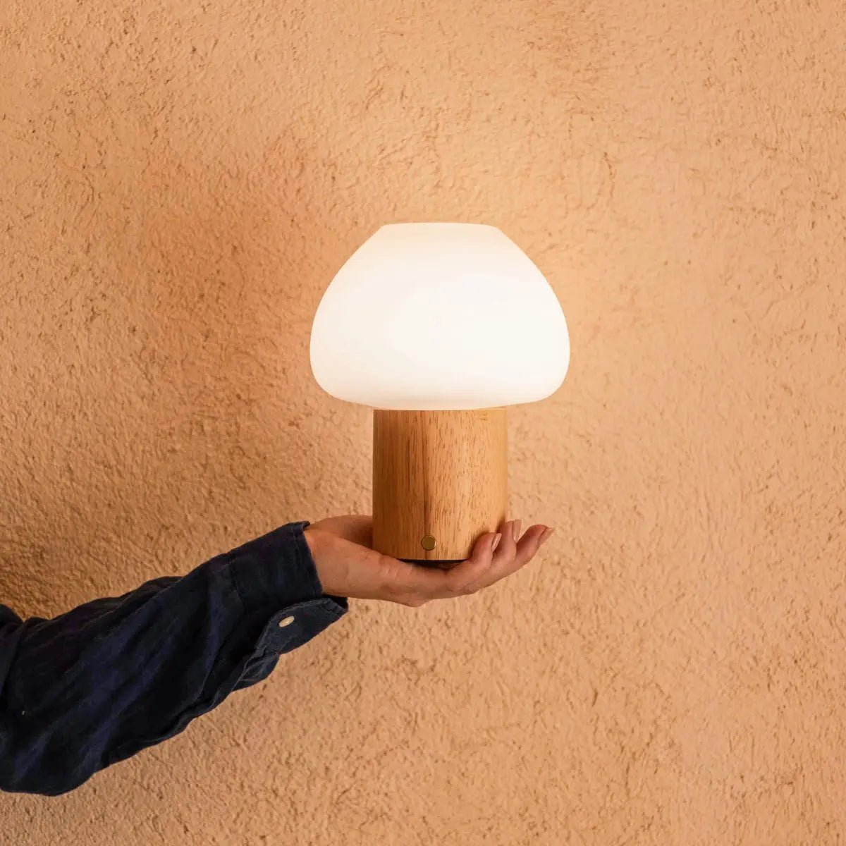 Lampe en bois Fynn marron clair – rechargeable, variable et élégante