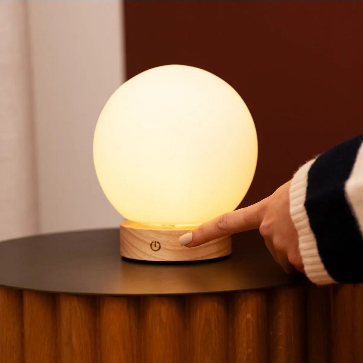 Lampe en bois brun clair avec une ampoule en verre - Light sans fil rechargeable et dimmable