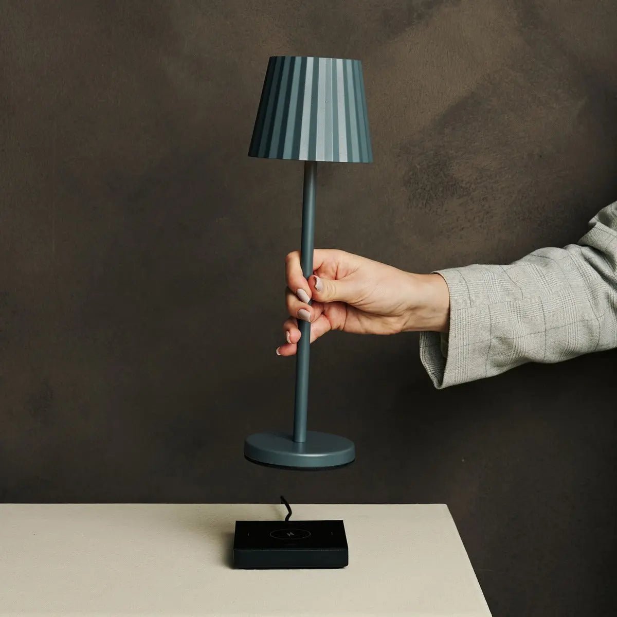 Lampe à table côtelée gris maya en fer en fer - lampe dimmable et 3 modes lumineux, rechargeable via la station de charge sans fil