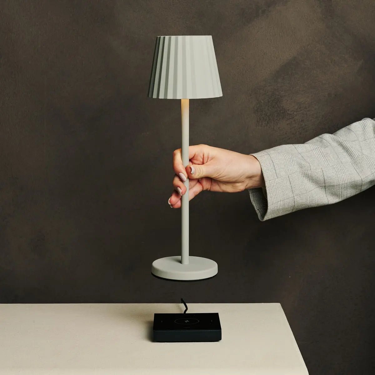 Maya Schadow Gris Grey Table Lampe en fer - lampe dimmable et 3 modes lumineux, rechargeable via la station de charge sans fil
