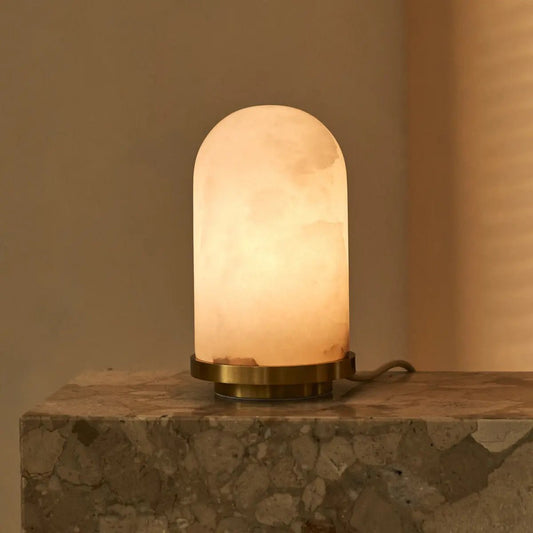 Lampe élégante en albâtre Mateo avec fond doré - Design élégant