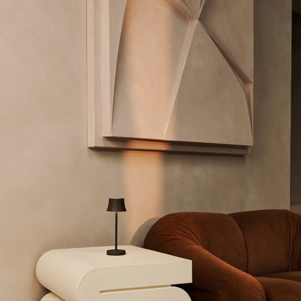 Combi set professionnel - 4 x de pijp mini moka marron marron lampes de table rechargeables et 1 x poste de charge sans fil Amstel avec Qi-Technology - parfait pour les restaurants, l'hospitalité et les hôtels