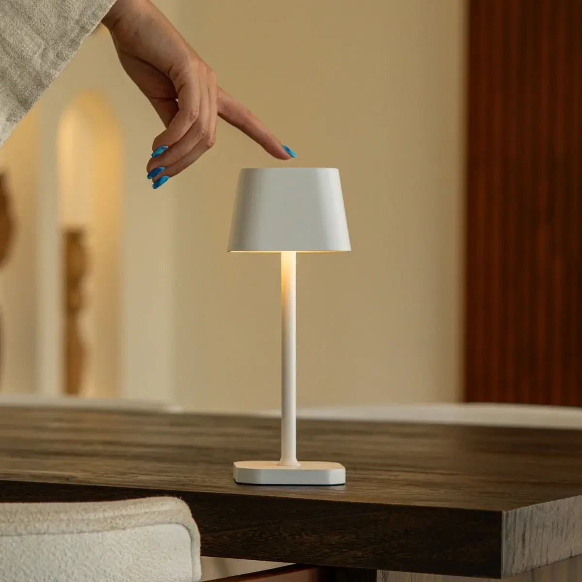 Lampe de table rechargeable Ava White – Éclairage élégant, sans fil et à intensité variable