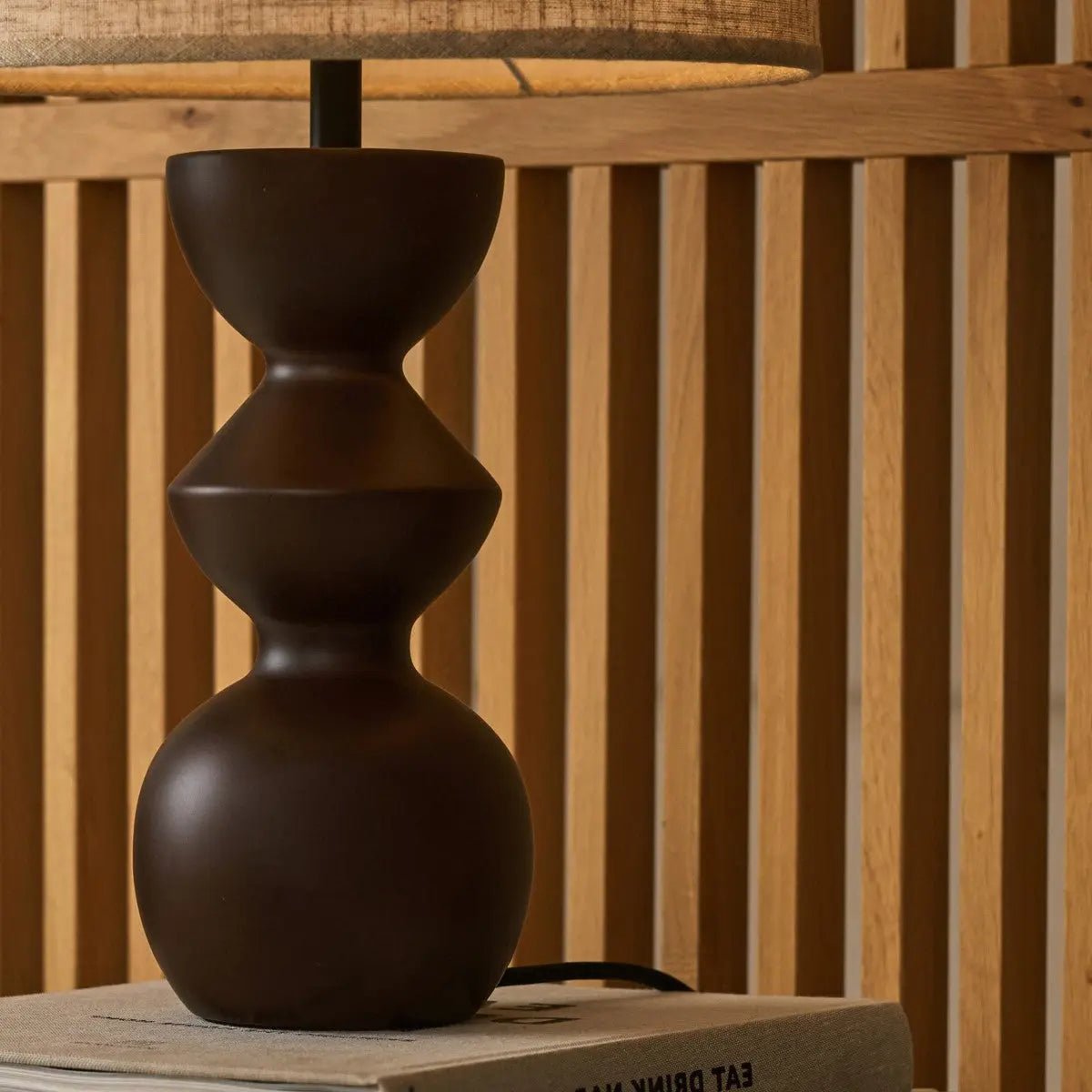 Lampe de table Kai marron foncé avec abat-jour sable – Éclairage élégant et fait main