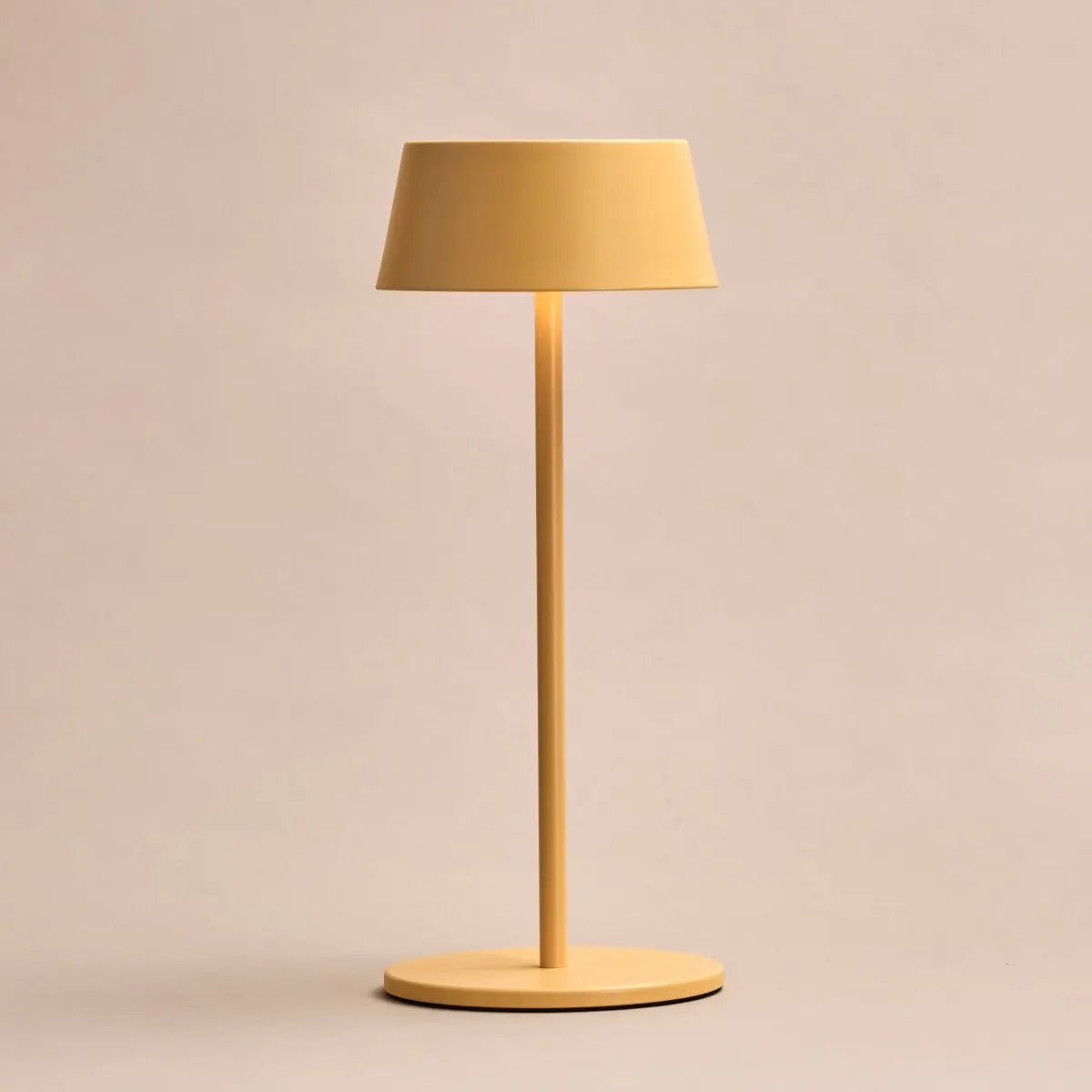 Lampe de table rechargeable en fer jaune ambre Hugo - Intensité variable, élégante et sans fil