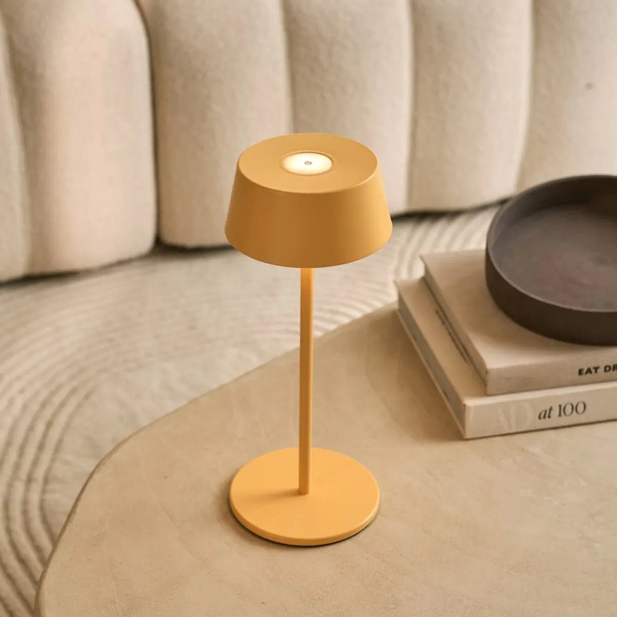Lampe de table rechargeable en fer jaune ambre Hugo - Intensité variable, élégante et sans fil