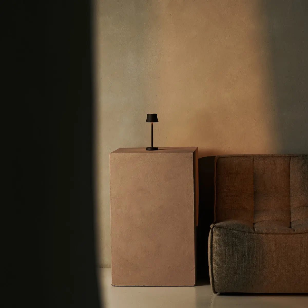 Combi set professionnel - 4 x de pijp mini moka marron marron lampes de table rechargeables et 1 x poste de charge sans fil Amstel avec Qi-Technology - parfait pour les restaurants, l'hospitalité et les hôtels