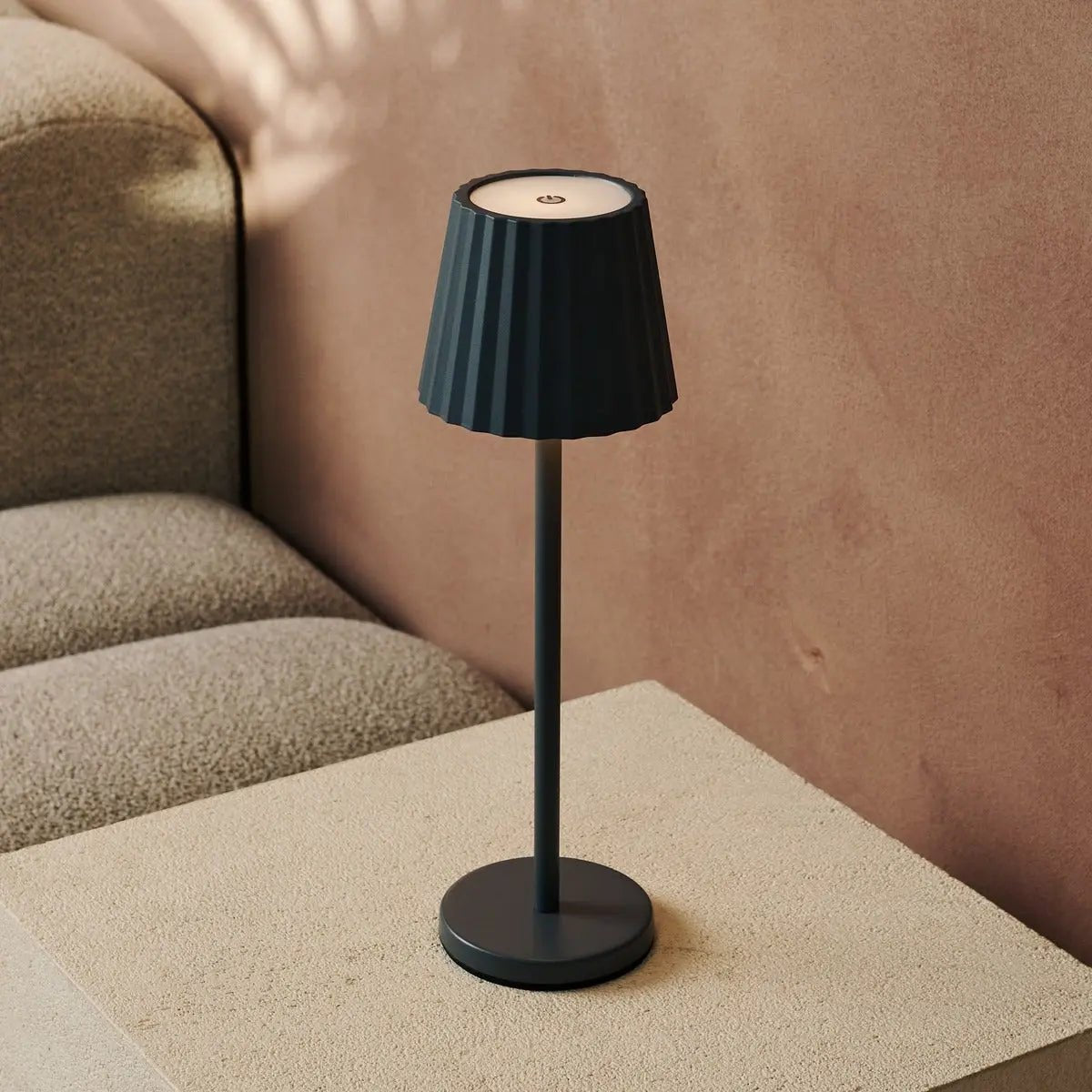 Lampe à table côtelée gris maya en fer en fer - lampe dimmable et 3 modes lumineux, rechargeable via la station de charge sans fil