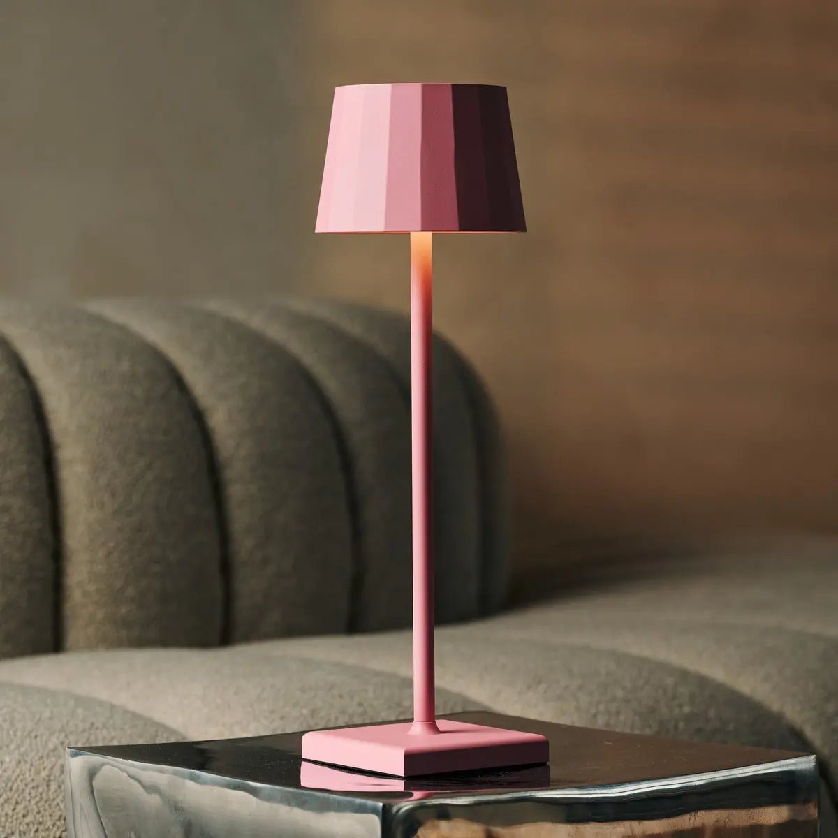 Combi set professionnel - 4 x wouter flamingo rose rechargeable lampes de table et 1 x poste de charge sans fil Amstel avec Qi-Technology - parfait pour les restaurants, l'hospitalité et les hôtels