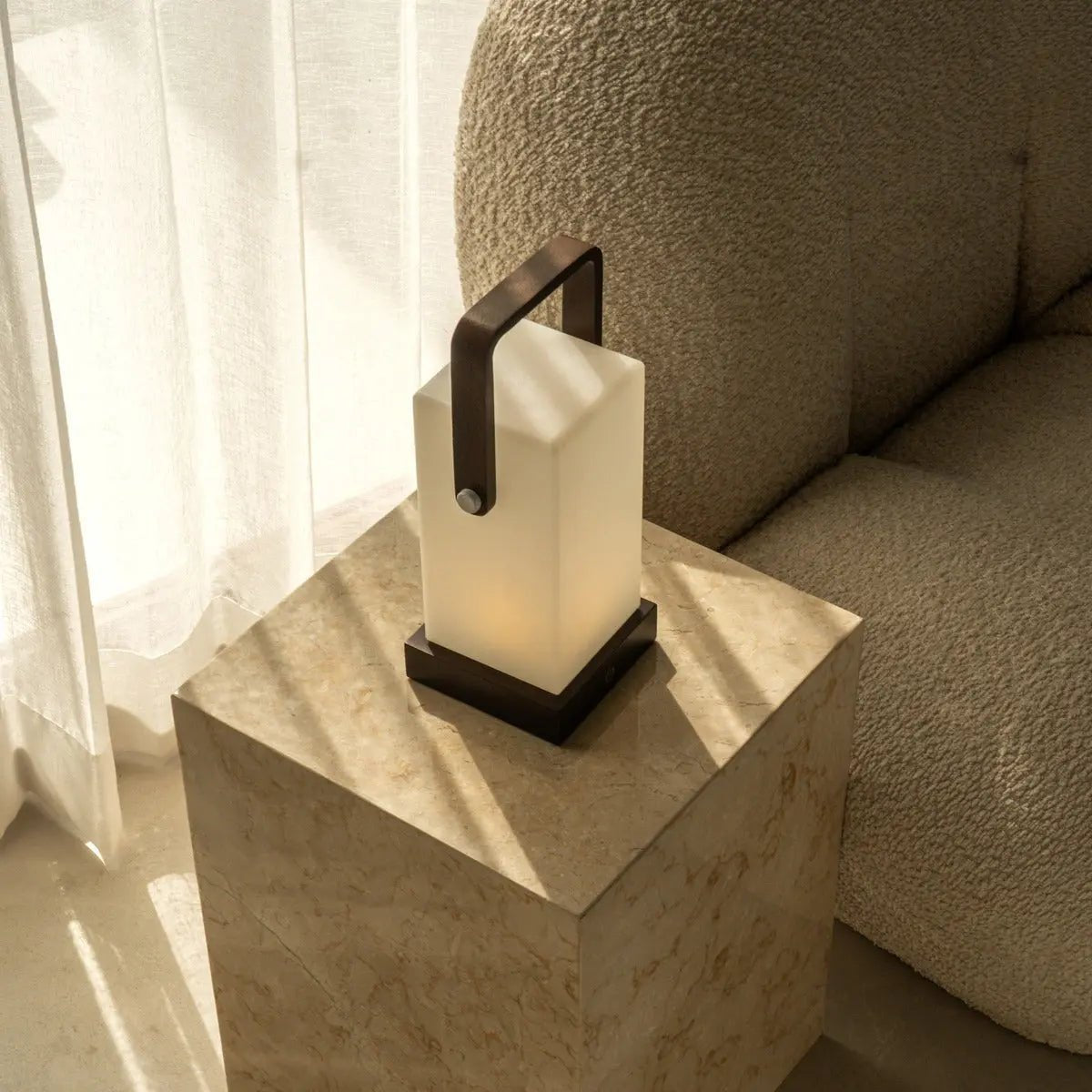 Lampe en bois marron foncé Harper – Lampe de table rechargeable sans fil avec poignée