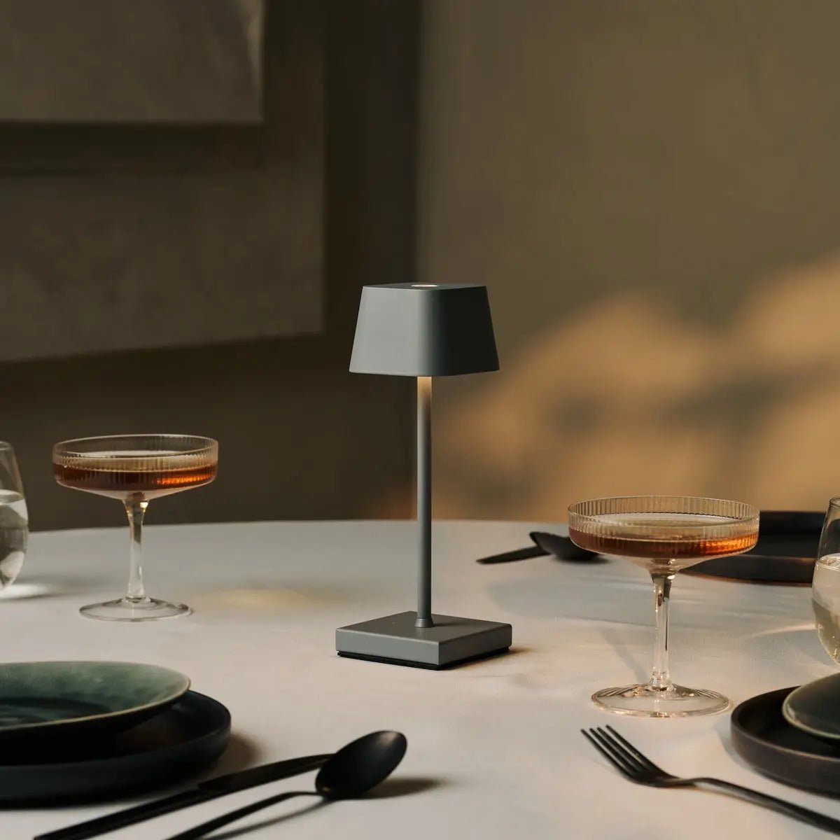 Sarphati Mini Mouse Grey Cordsless Table Lamp Perfection pour l'industrie hôtelière - Rechargeable sans fil via Station de charge, lampe dimmable et 3 modes légers