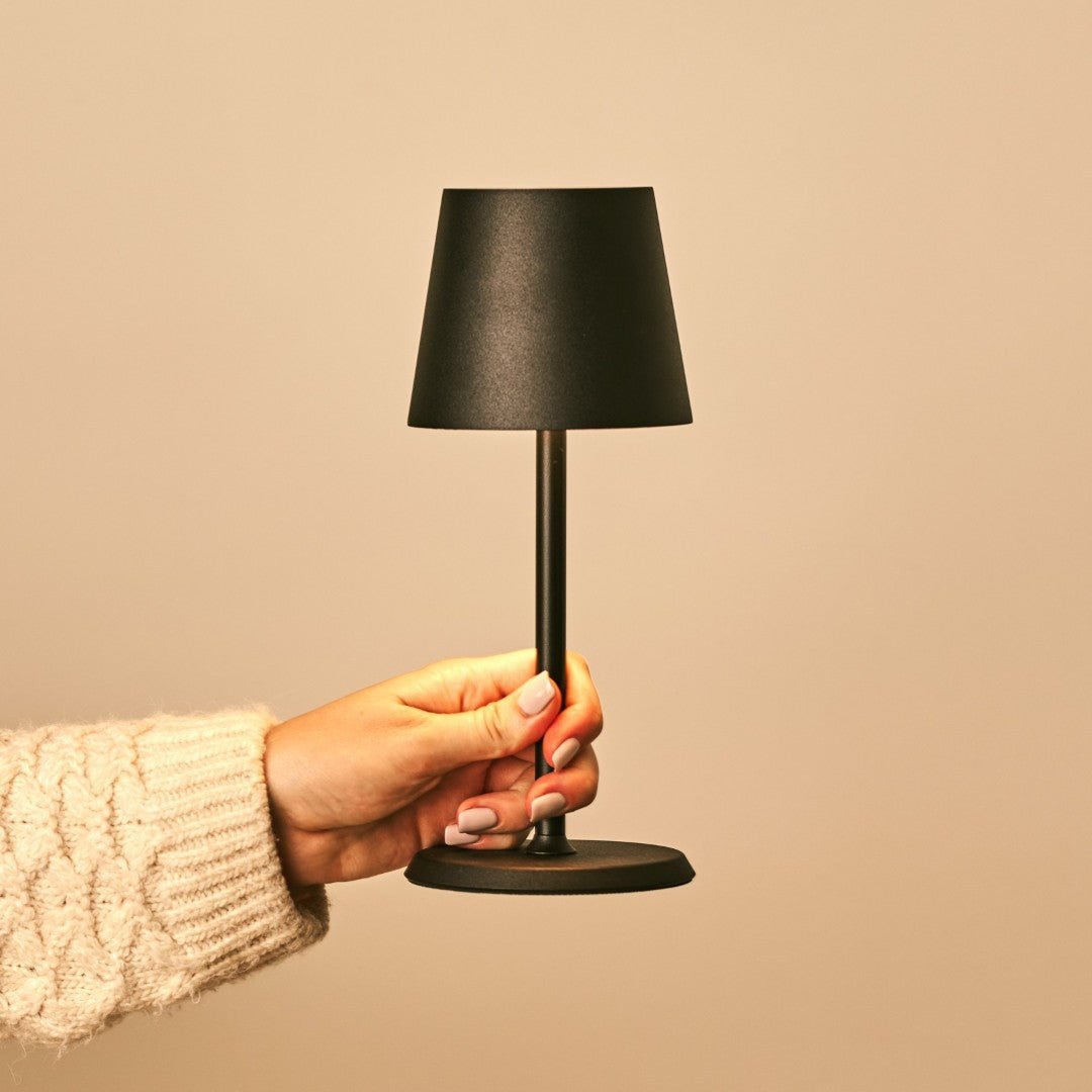 Lampe de table rechargeable en fer James Black – Sans fil, à intensité variable et élégante
