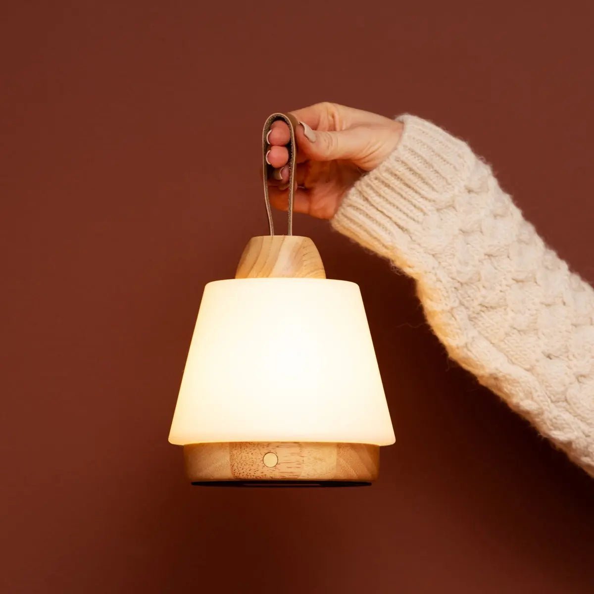Lampe rechargeable Liv Light Brown – Bracelet en cuir, à intensité variable, sans fil
