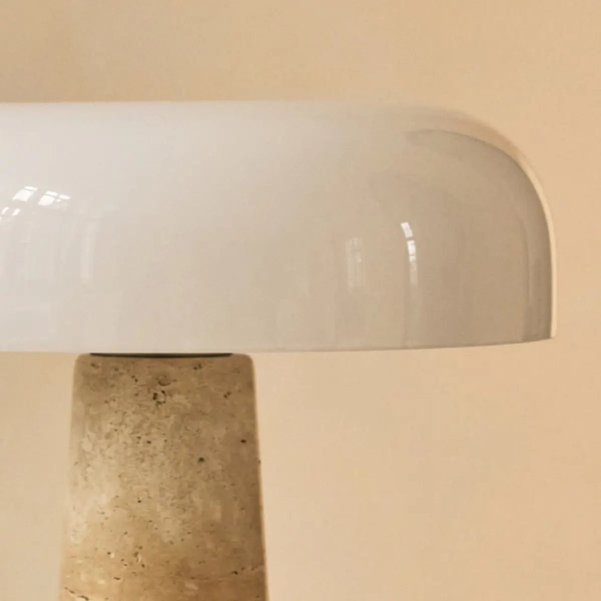 Lampe en travertin Emily – Design élégant fait à la main avec abat-jour en verre