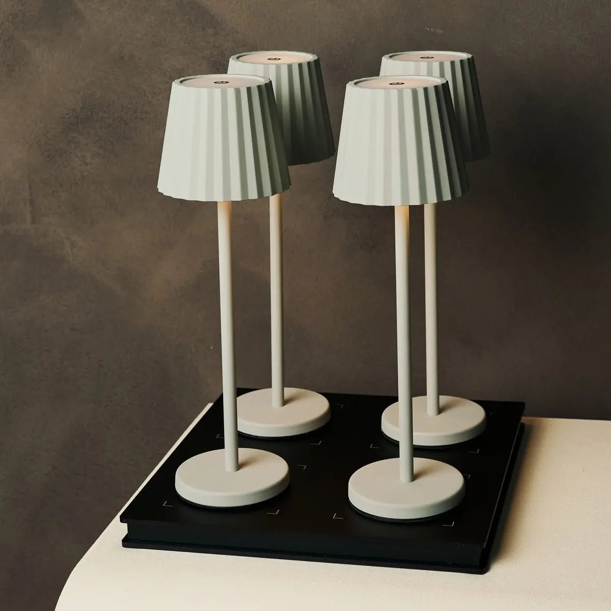 Combi Set Professional - 4 X Maya Shadow Grey Grey Rechargeable Table Lampes et 1 x Amstel Wireless Station Wireless avec Qi-Technology - Perfect pour les restaurants, l'hospitalité et les hôtels