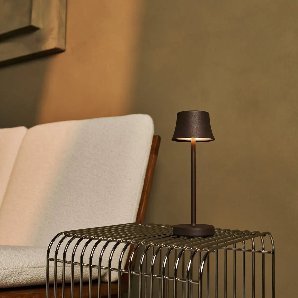 Combi set professionnel - 4 x de pijp mini moka marron marron lampes de table rechargeables et 1 x poste de charge sans fil Amstel avec Qi-Technology - parfait pour les restaurants, l'hospitalité et les hôtels