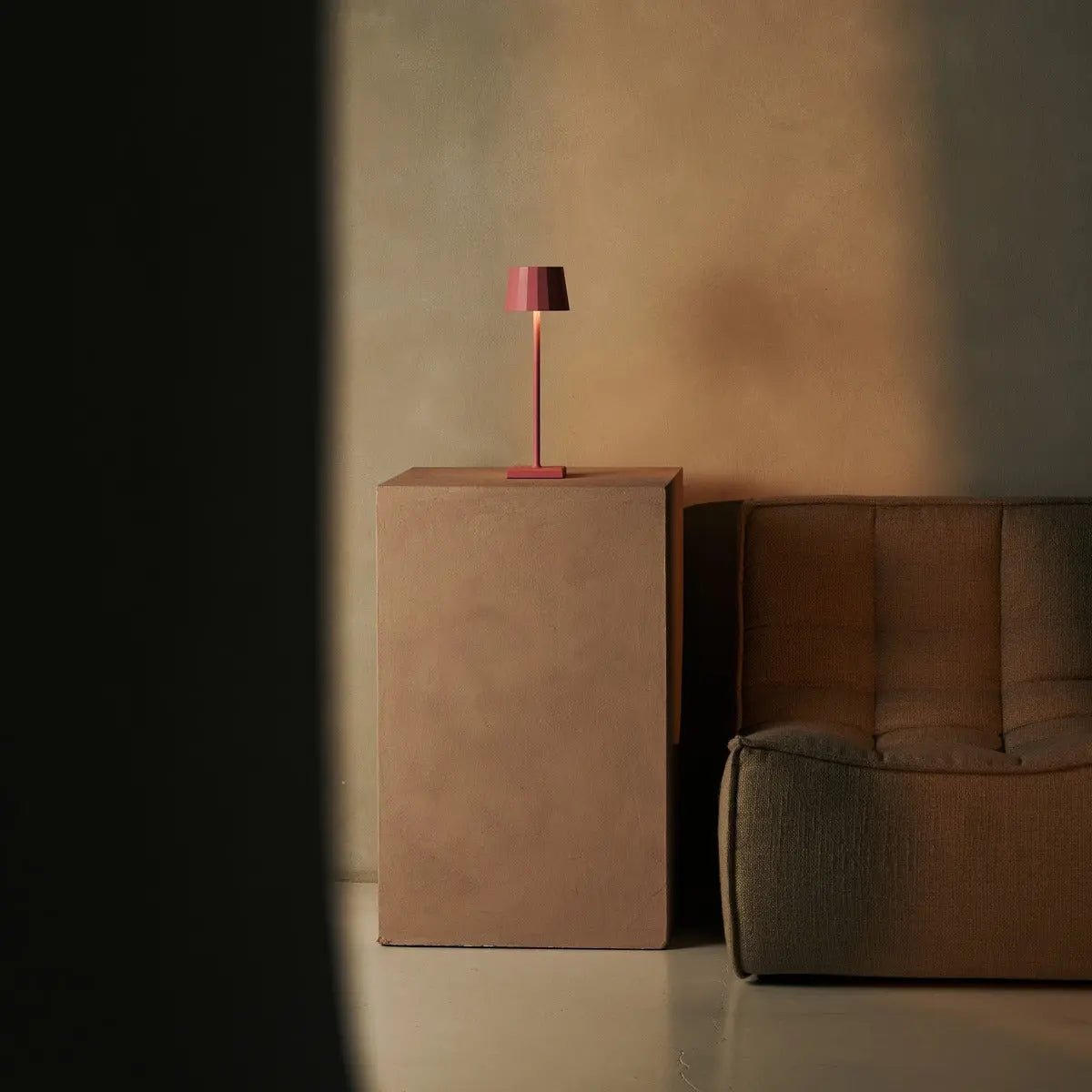 Combi set professionnel - 4 x wouter flamingo rose rechargeable lampes de table et 1 x poste de charge sans fil Amstel avec Qi-Technology - parfait pour les restaurants, l'hospitalité et les hôtels