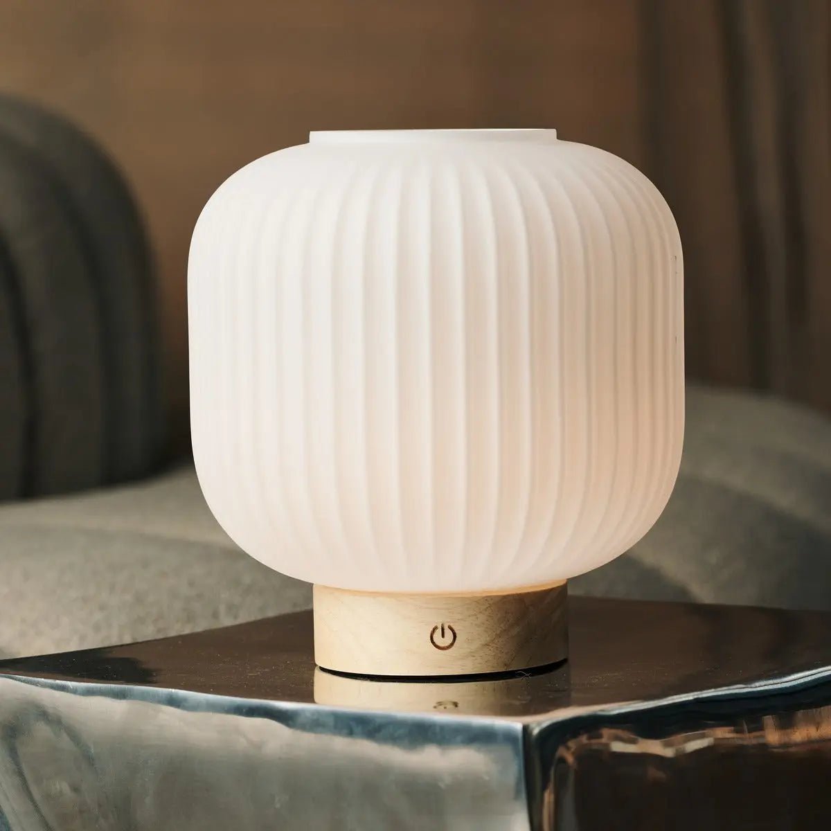 Lyla Lampe rechargeable unique - Verre givrée et base en bois, dimmable, 3 modes lumineux
